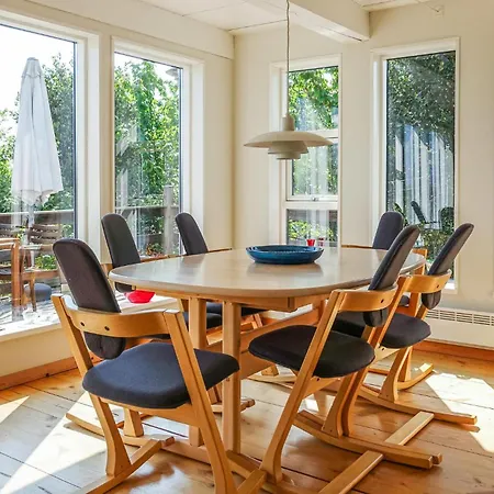 Dom wakacyjny 2 Bedroom Pet Friendly In *